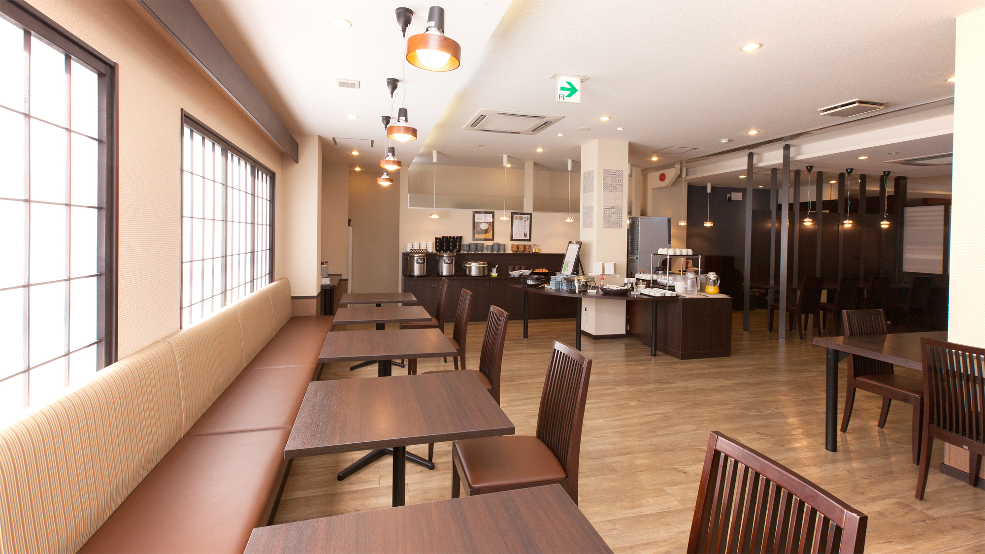 ラウンジ「萌え木」（朝食会場・客席側より）