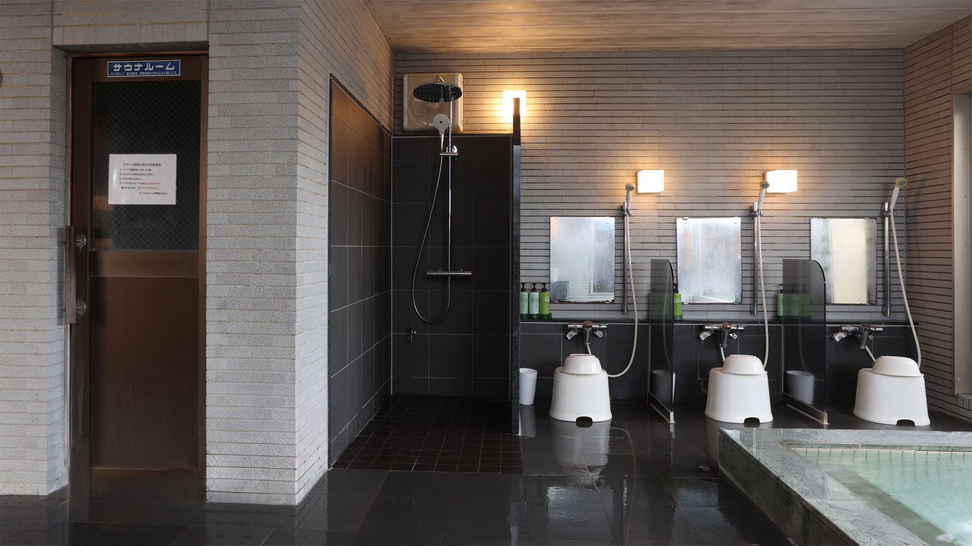 2F　男性湯処シャワーブース