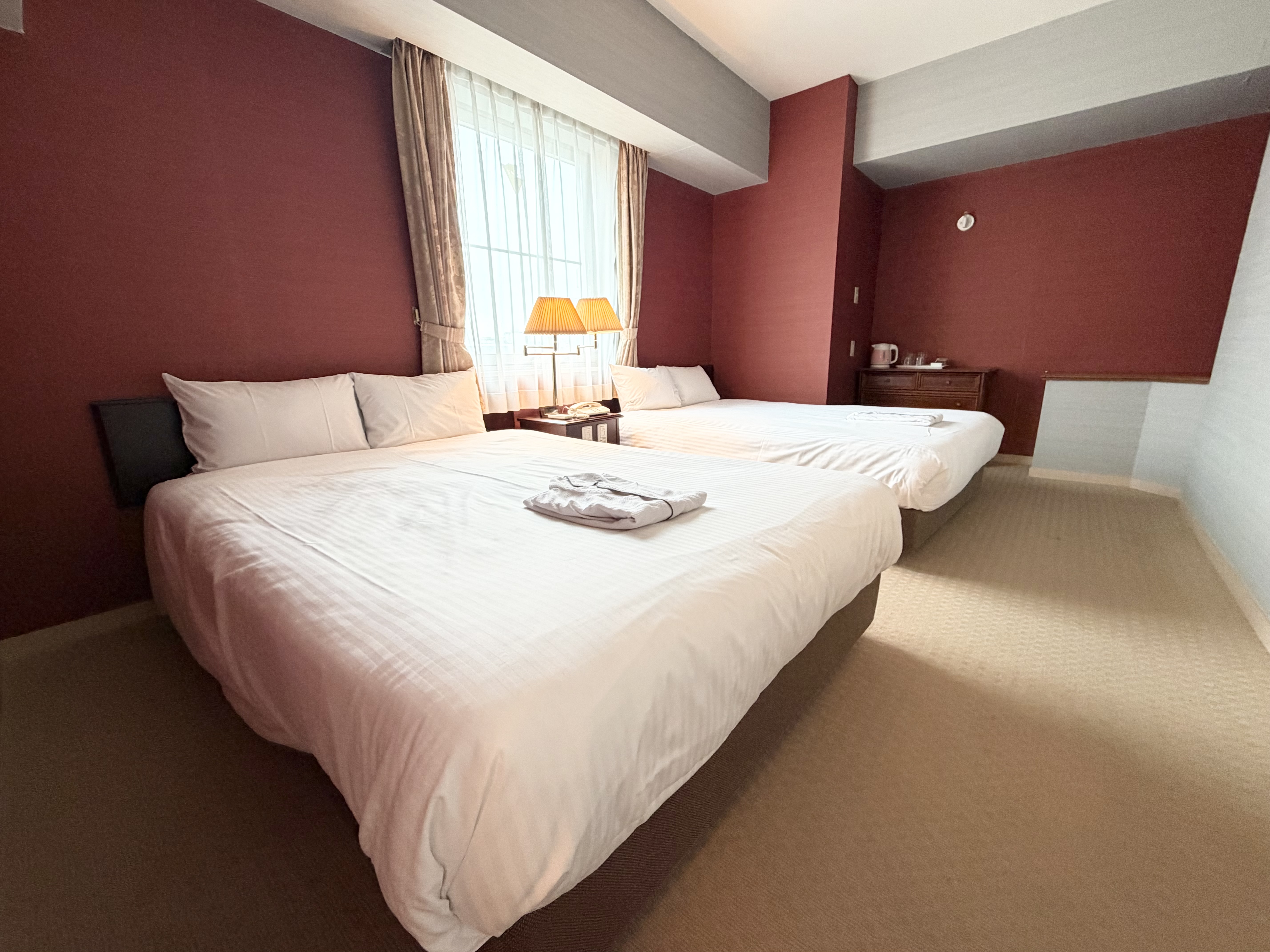 リビングルームとベッドルームが独立したレイアウトのスイートツイン。バスルームはバス・トイレ別のゆったりとした造り。ワンランク上の上質な空間でゆったりとおくつろぎ下さい。定員2名面積43㎡ベッドタイプ140cm 2台バスタイプバス・トイレ別