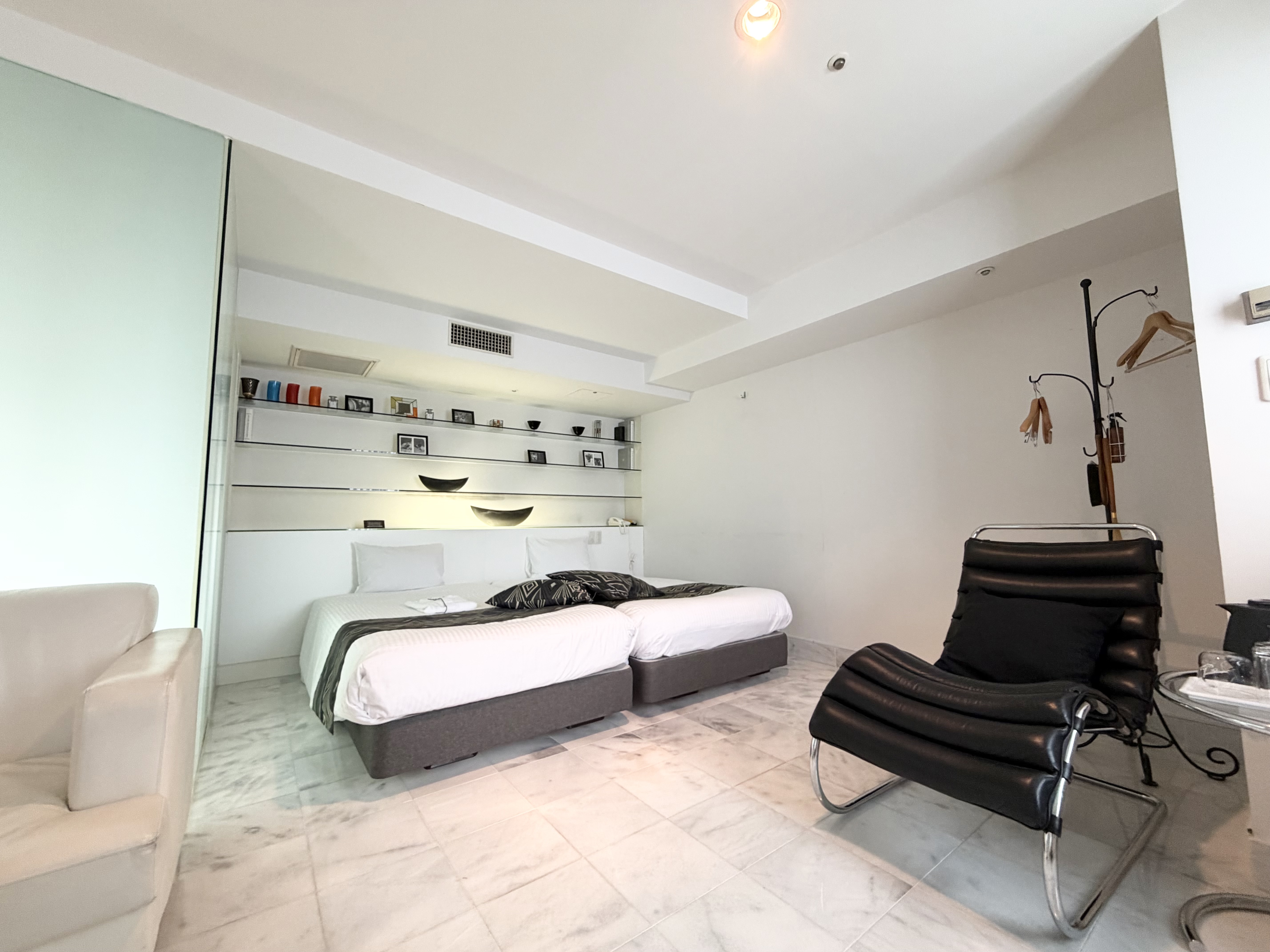 2タイプの異なるお部屋がございます　調度品もまったく異なるお部屋で、海外のホテルのようなバスルームが特徴です。  贅沢な誕生日や大切な記念日のご宿泊にお勧めです。 定員2名 面積53㎡ 　ハリウッドツイン　　部屋タイプはお選びいただくことができません。