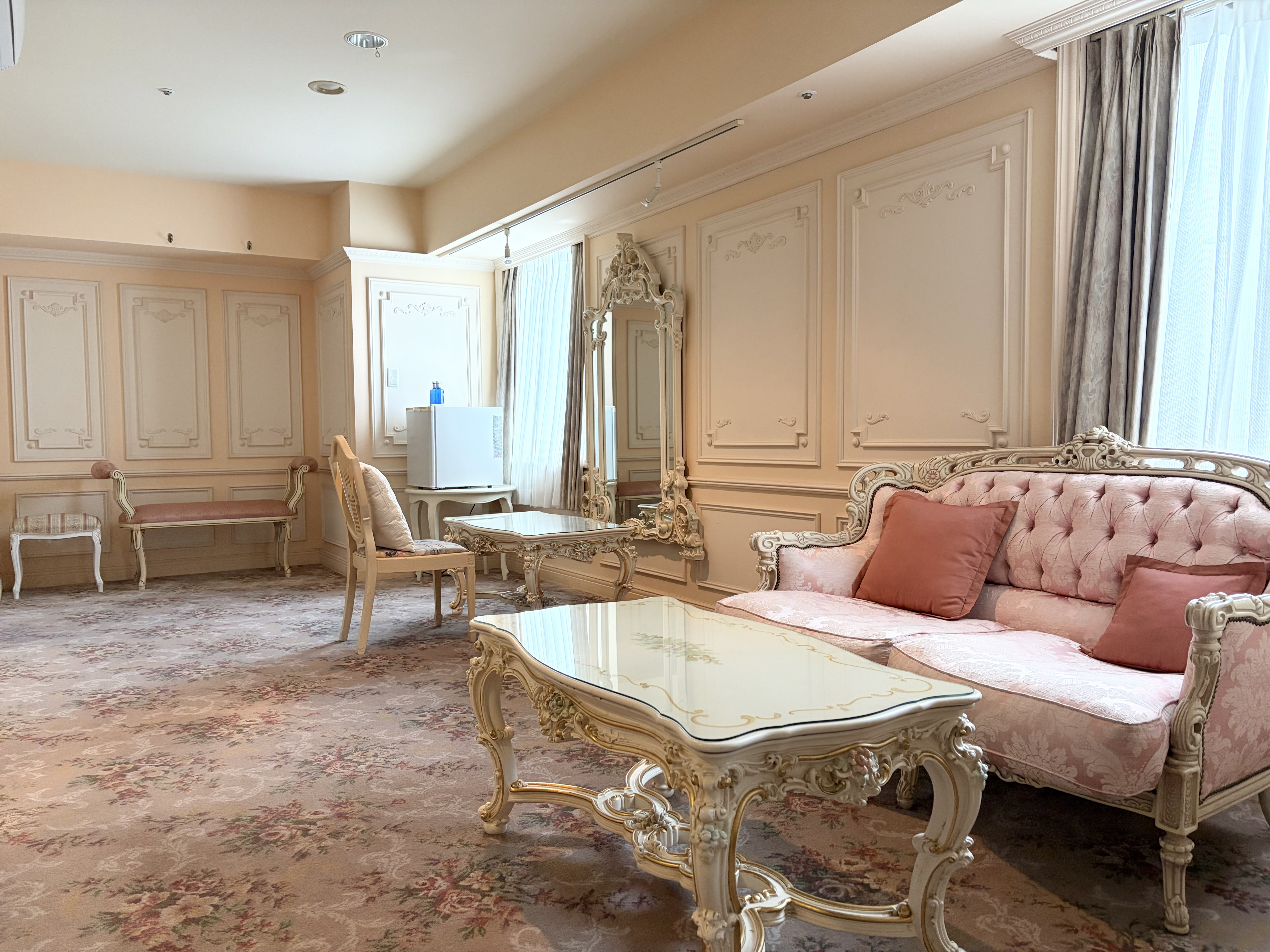 2タイプの異なるお部屋がございます　調度品もまったく異なるお部屋で、海外のホテルのようなバスルームが特徴です。  贅沢な誕生日や大切な記念日のご宿泊にお勧めです。 定員2名 面積53㎡ 　ハリウッドツイン　　部屋タイプはお選びいただくことができません。