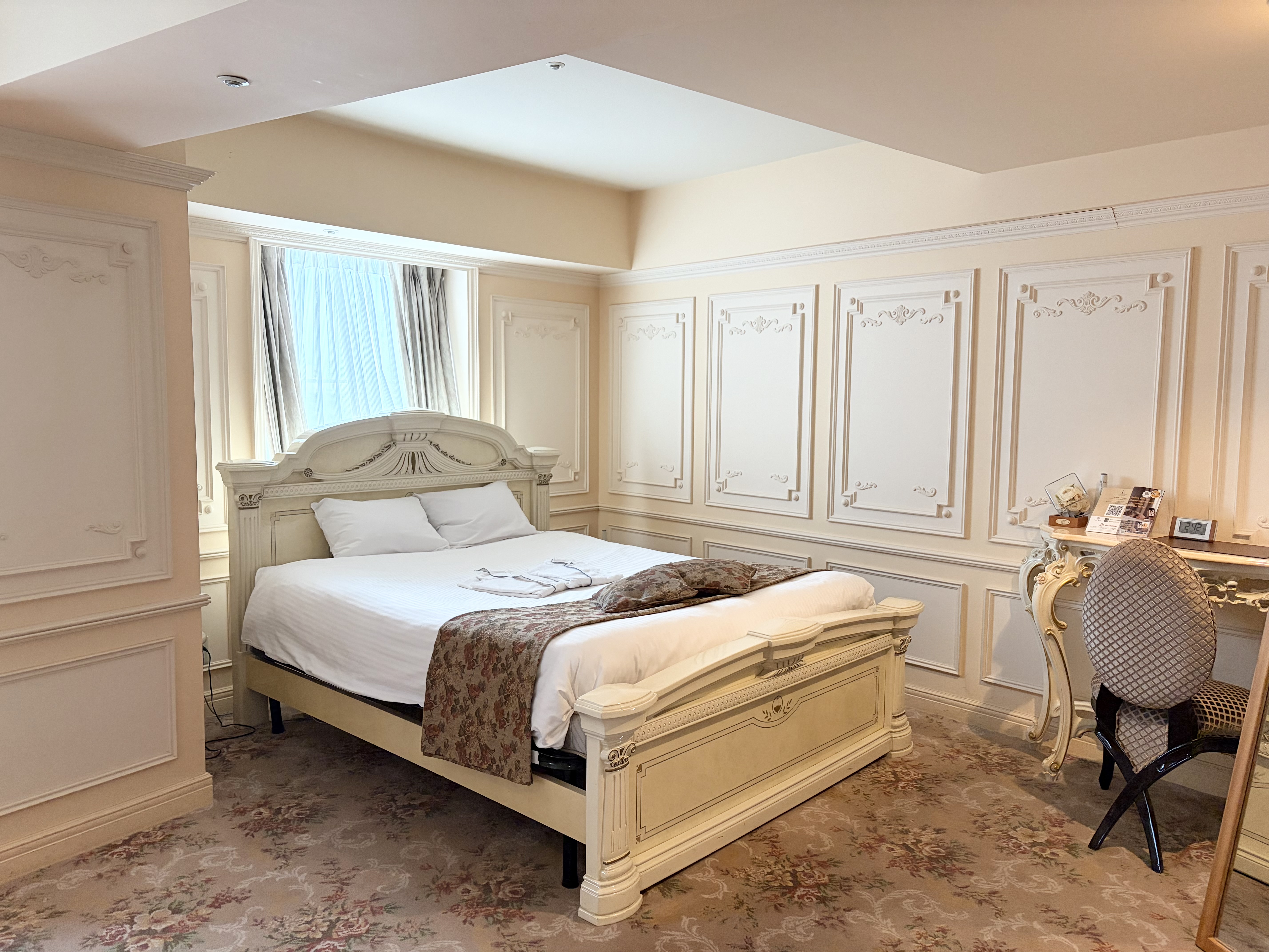 2タイプの異なるお部屋がございます　調度品もまったく異なるお部屋で、海外のホテルのようなバスルームが特徴です。  贅沢な誕生日や大切な記念日のご宿泊にお勧めです。 定員2名 面積53㎡ 　ハリウッドツイン　　部屋タイプはお選びいただくことができません。