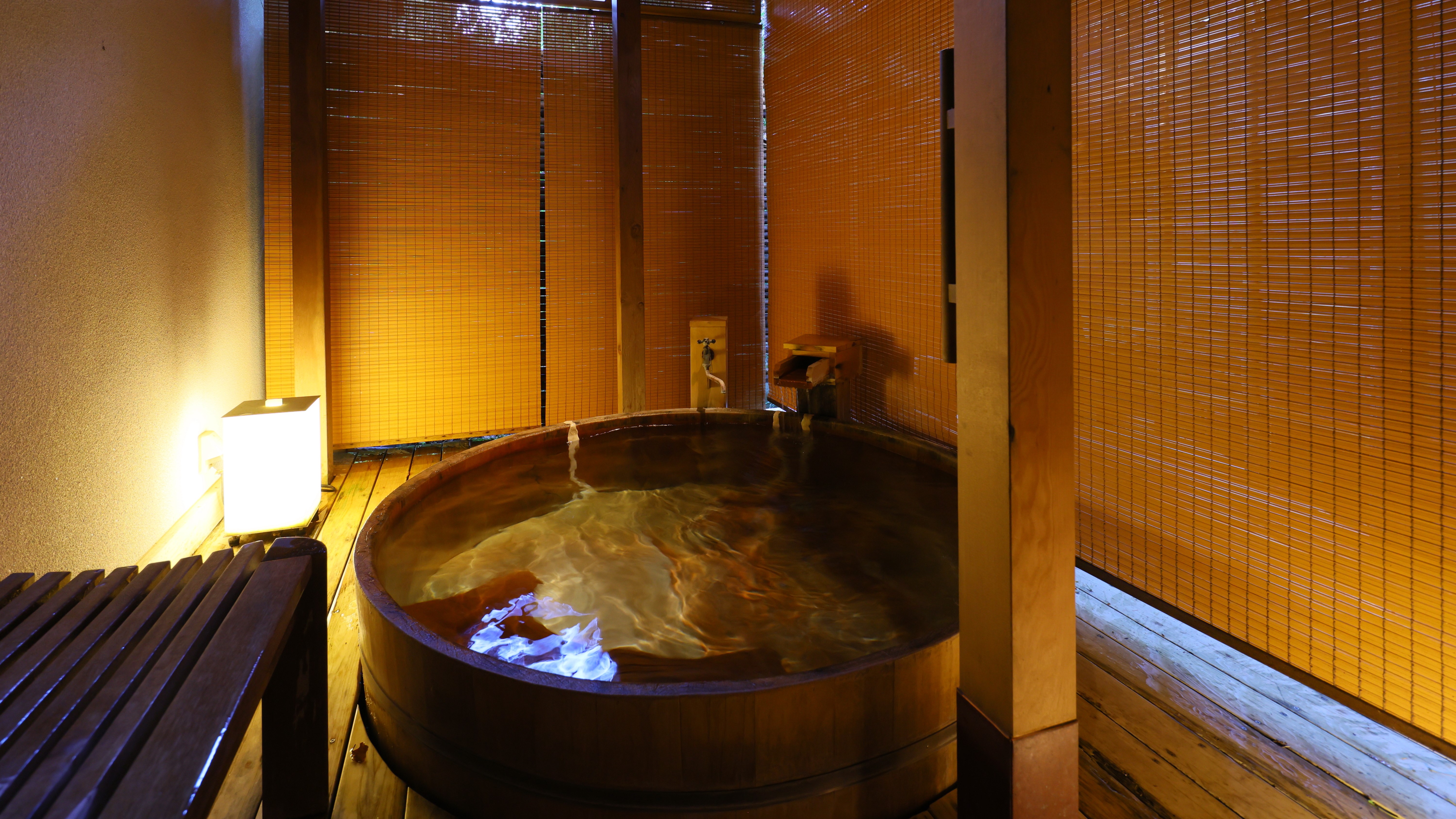 【メゾネット蔵104㎡】源泉掛け流し露天風呂付客室。最も大きな檜風呂で温泉を堪能（一例）