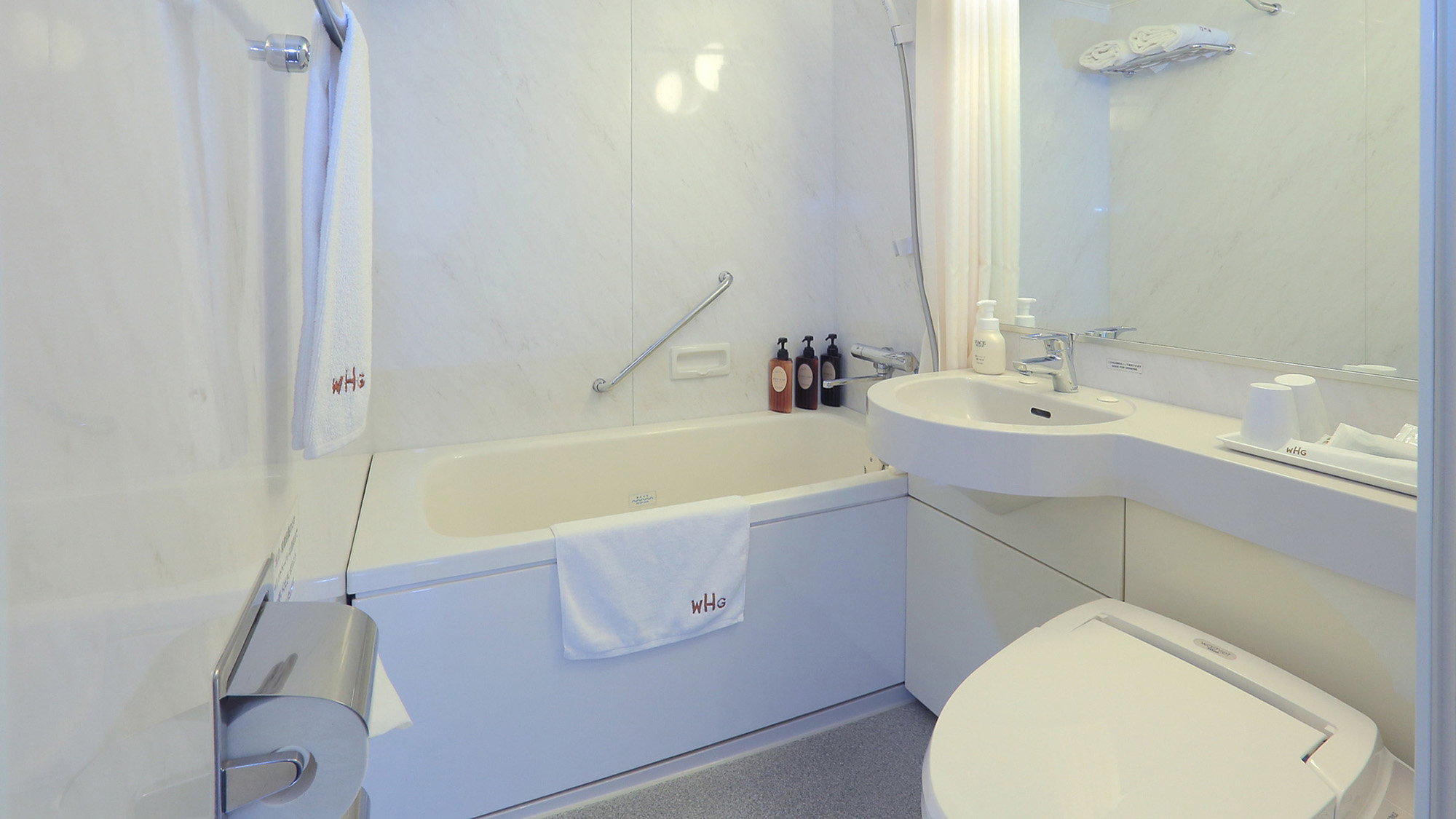 バスルーム：白を基調とした清潔感溢れる浴室です。
