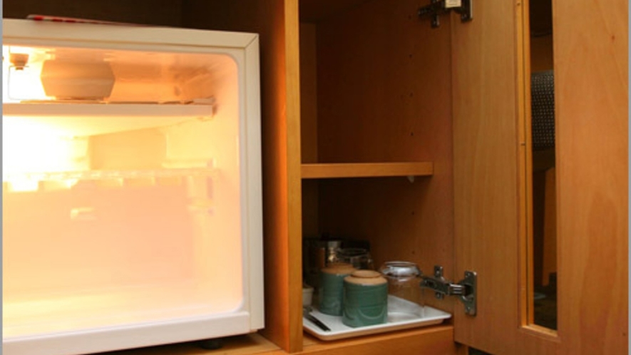 客室冷蔵庫：冷蔵庫は空です。戸棚にはグラスや栓抜きなどのご用意も。