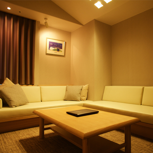 【迎賓特別室 洋タイプ】部屋全体が柔らかい照明で包まれ、モダンな雰囲気が一層引き立ちます。