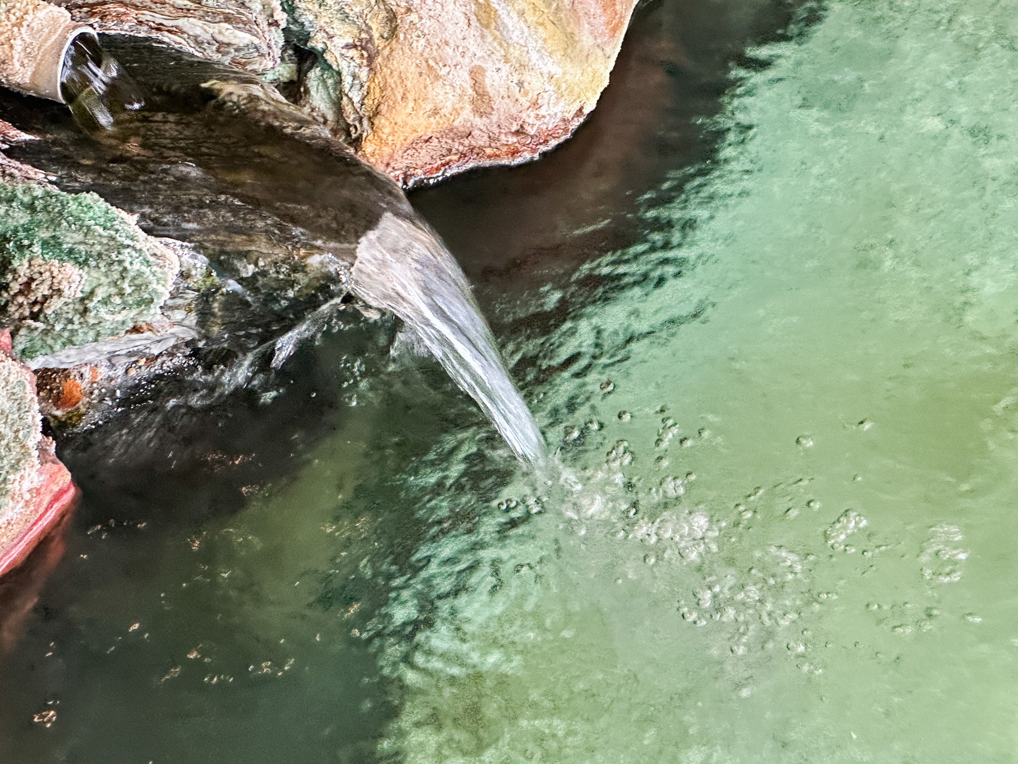 源泉かけ流しの贅沢な純１００％の温泉