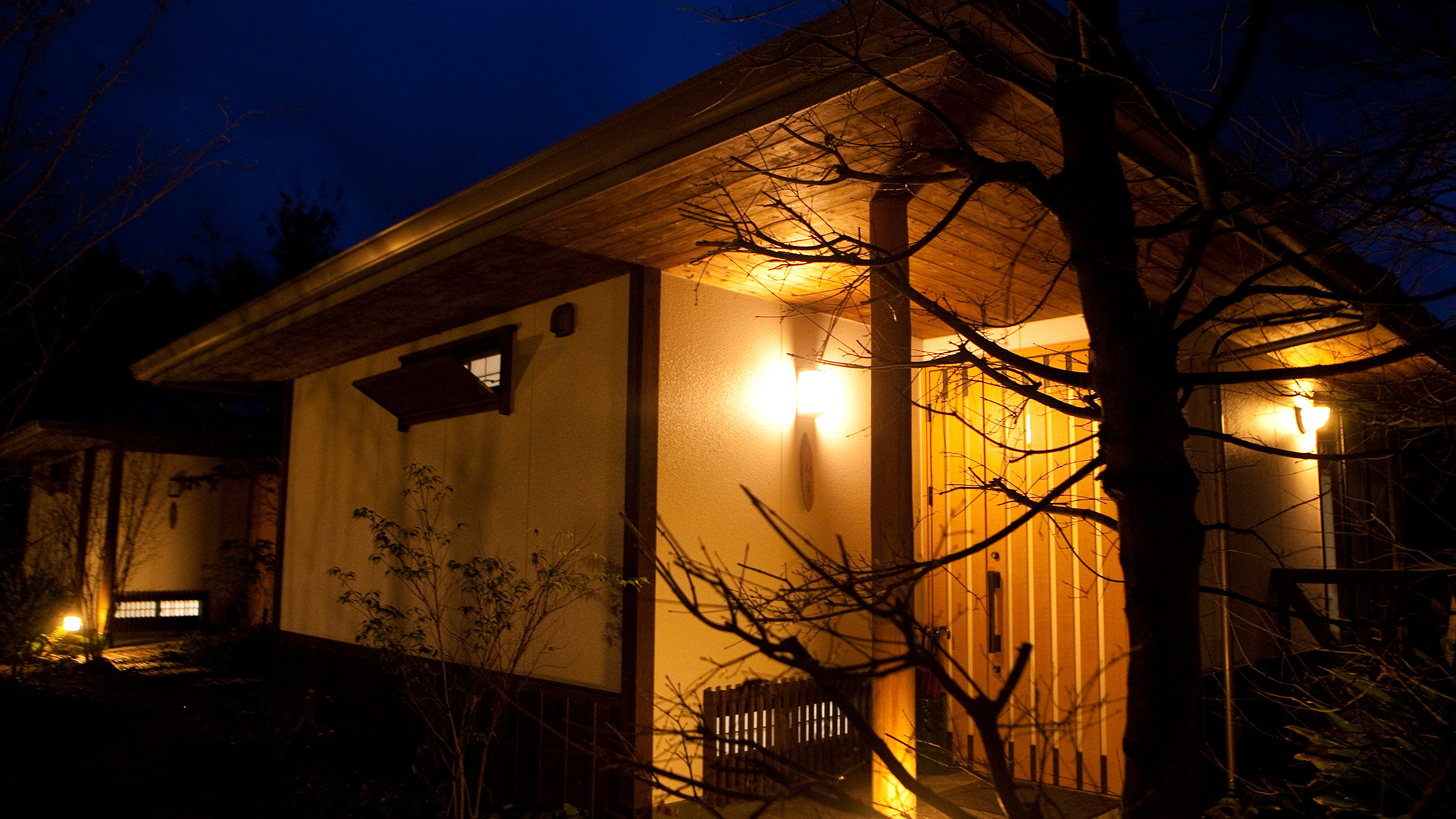 【離れ部屋の外観】夜の離れ宿泊棟