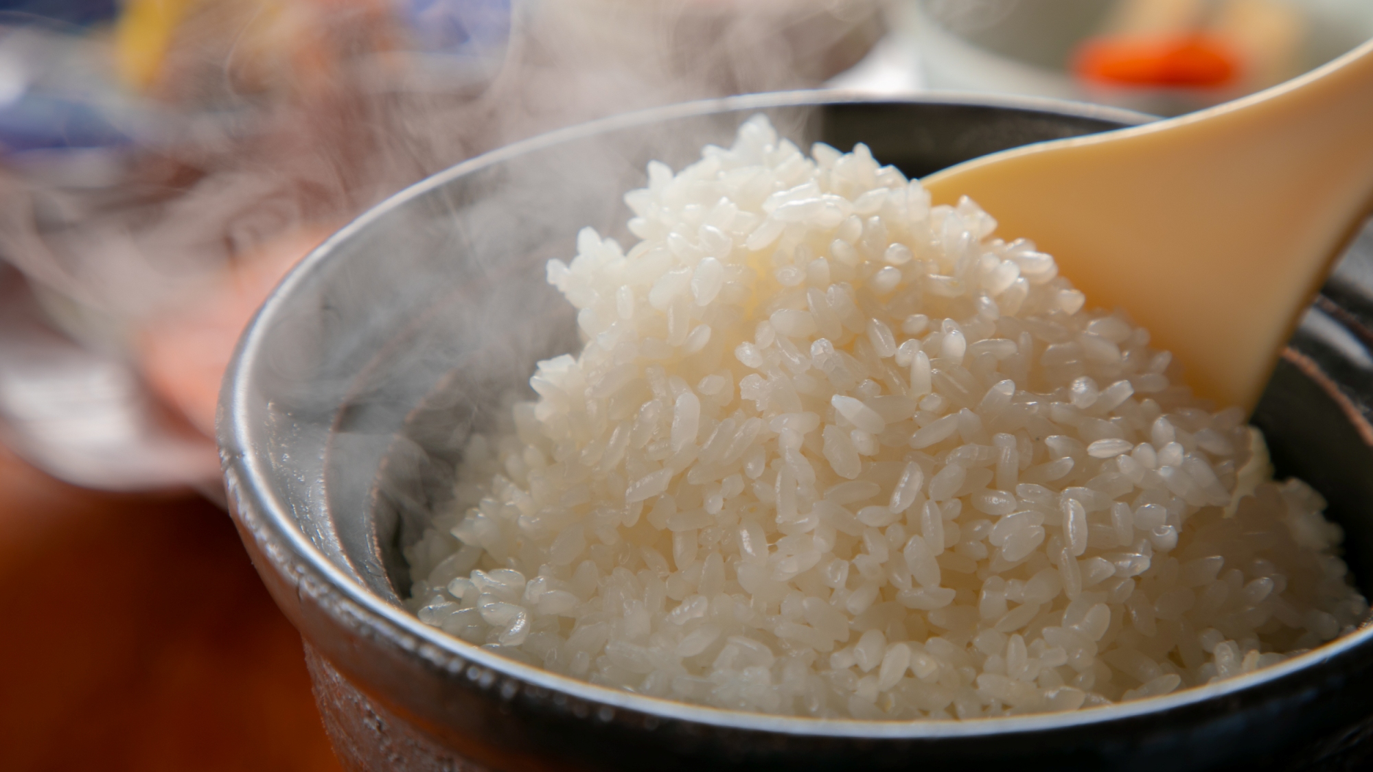 朝食時の釜焚きご飯。お一人お一人炊き上げます。