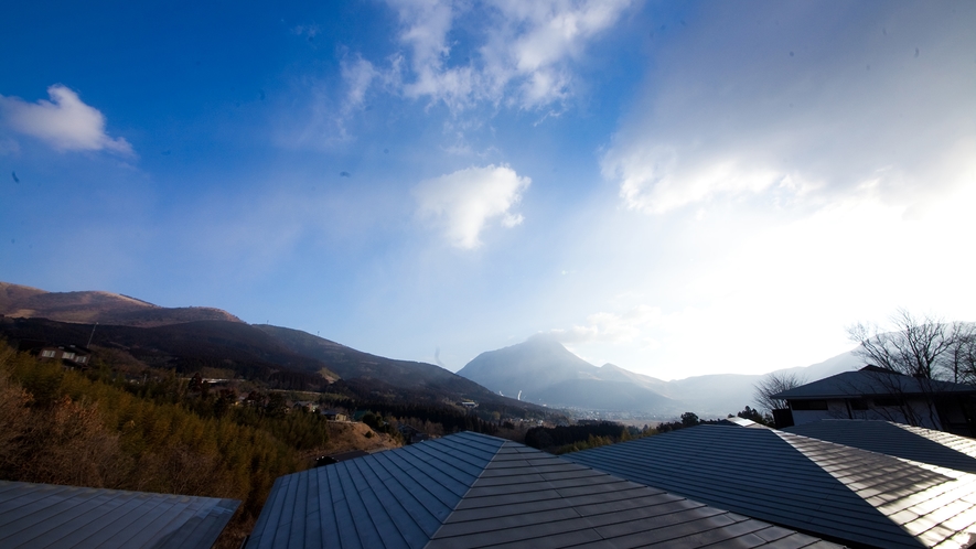 【施設内からの景色】天気が良い日は由布岳が凛とした表情でお出迎えいたします。