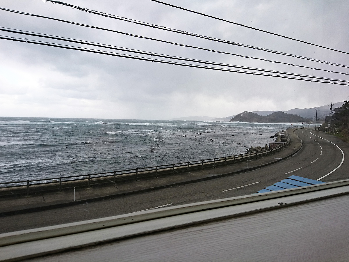 鴨ヶ浦海岸、灯台　方面です