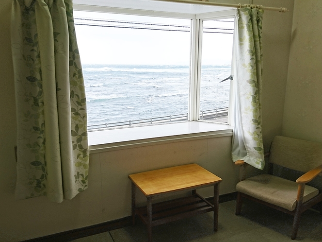 客室の窓側です　海が見えます