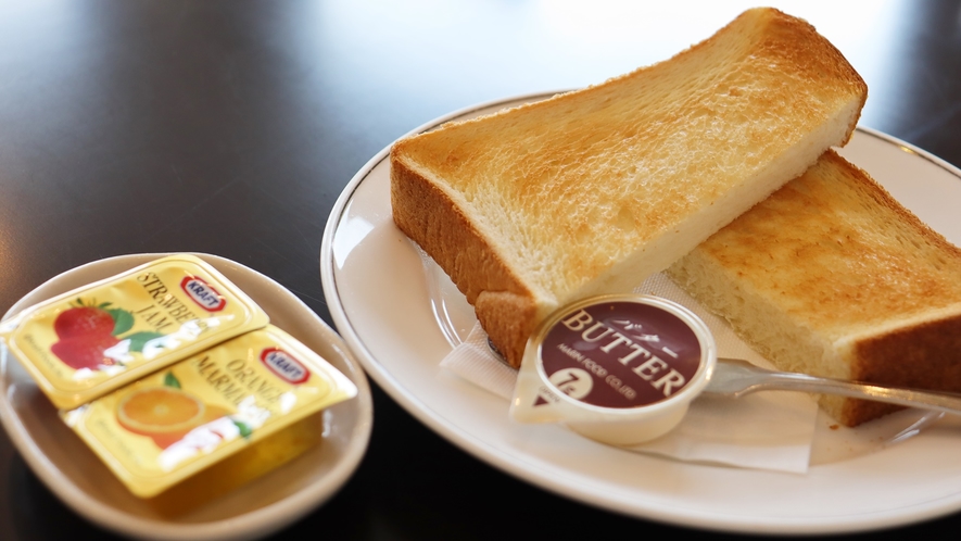 *【洋朝食一例】熱々の焼きたてパンをバター、ジャムお好みで♪