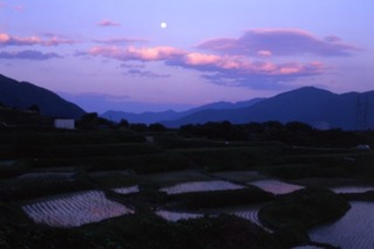 月が昇る「姨捨田毎の月」遠景