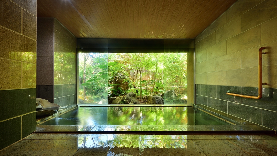 【朧の湯】　石造りの大浴場