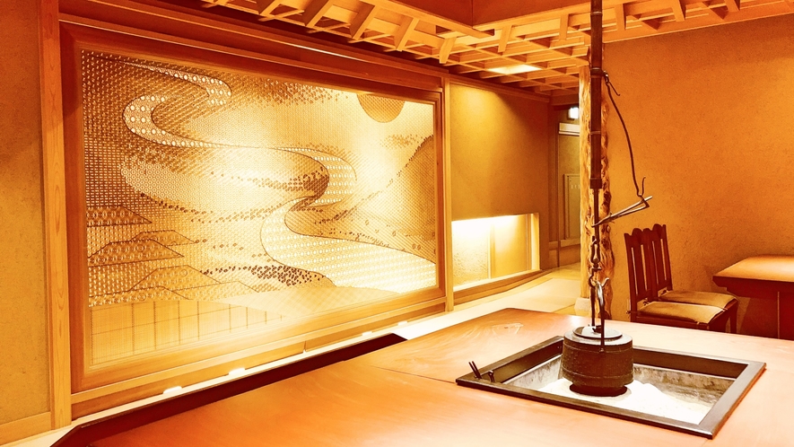 ラウンジに飾られている千曲川風景を表現した組子細工