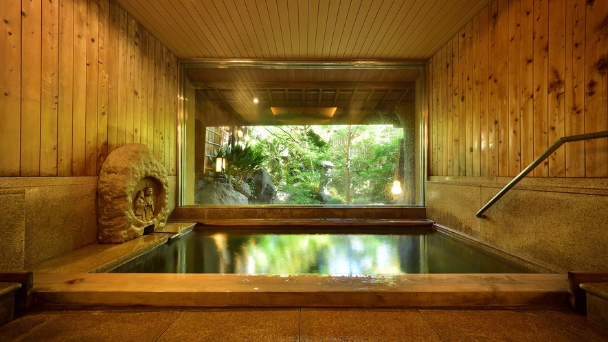 【月待ちの湯】　木造りの大浴場