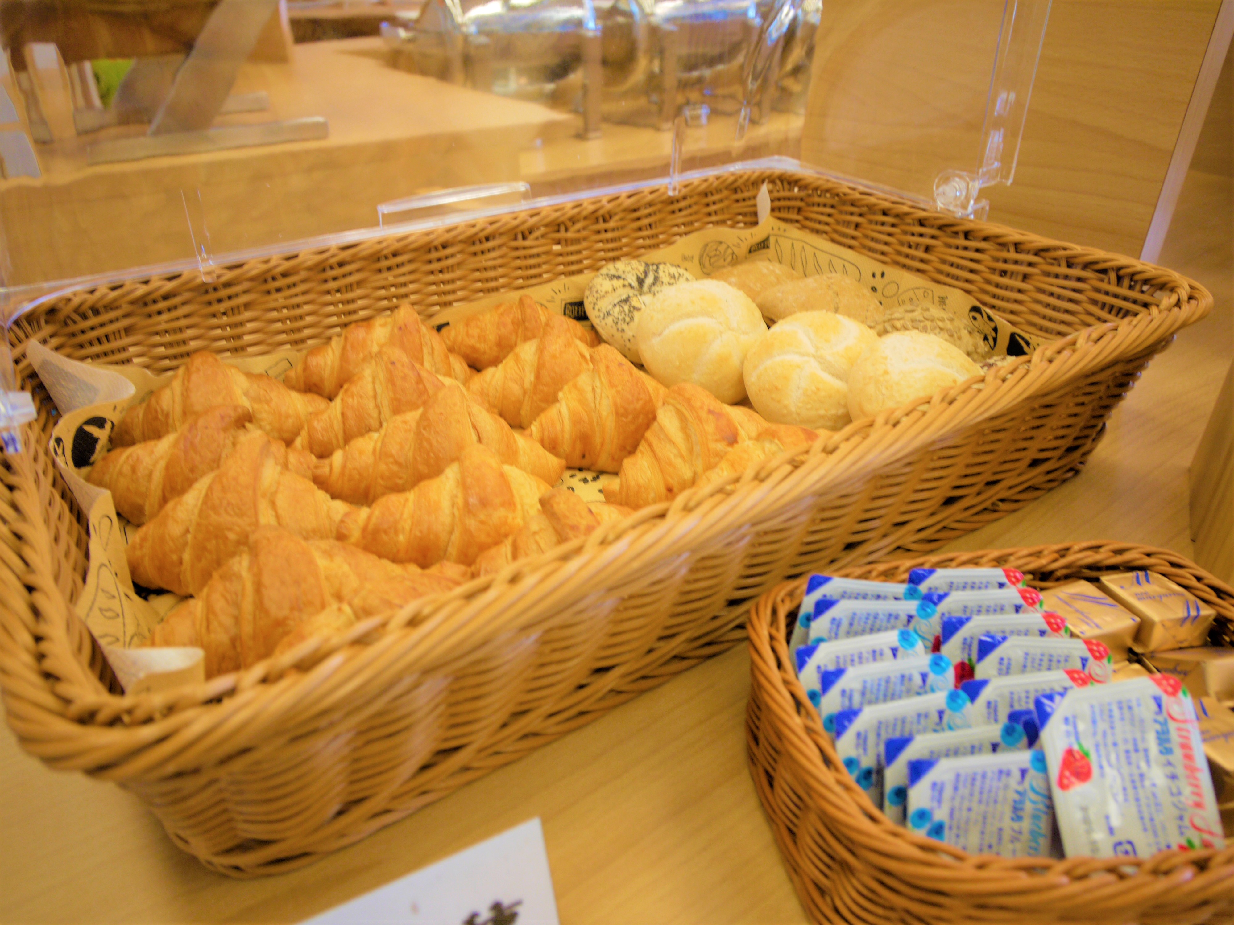 朝食バイキング：焼きたてパン