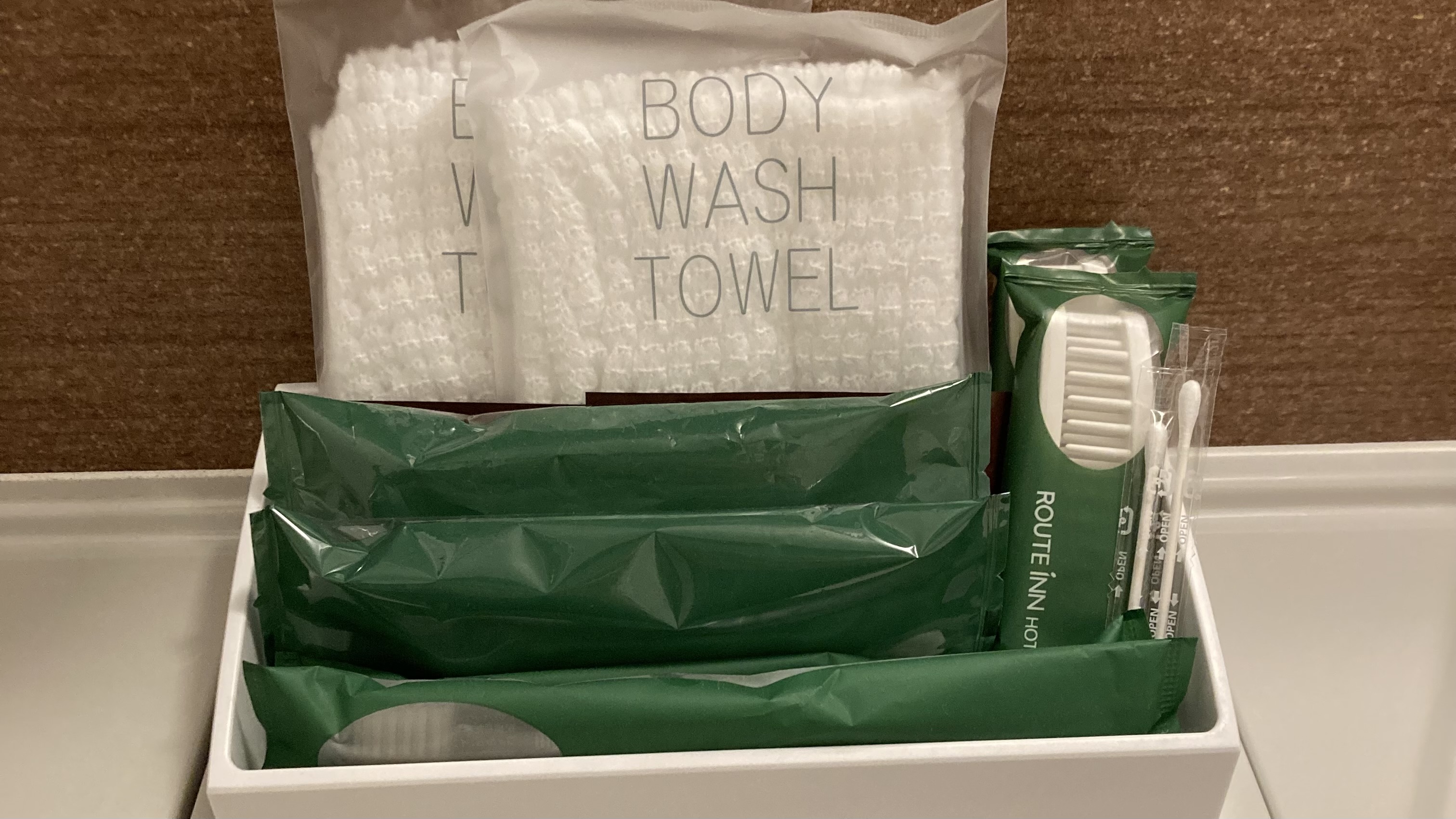 新館アメニティ（歯ブラシ・ブラシ・シェーバー・ボディタオル・綿棒・スキンケアセット）