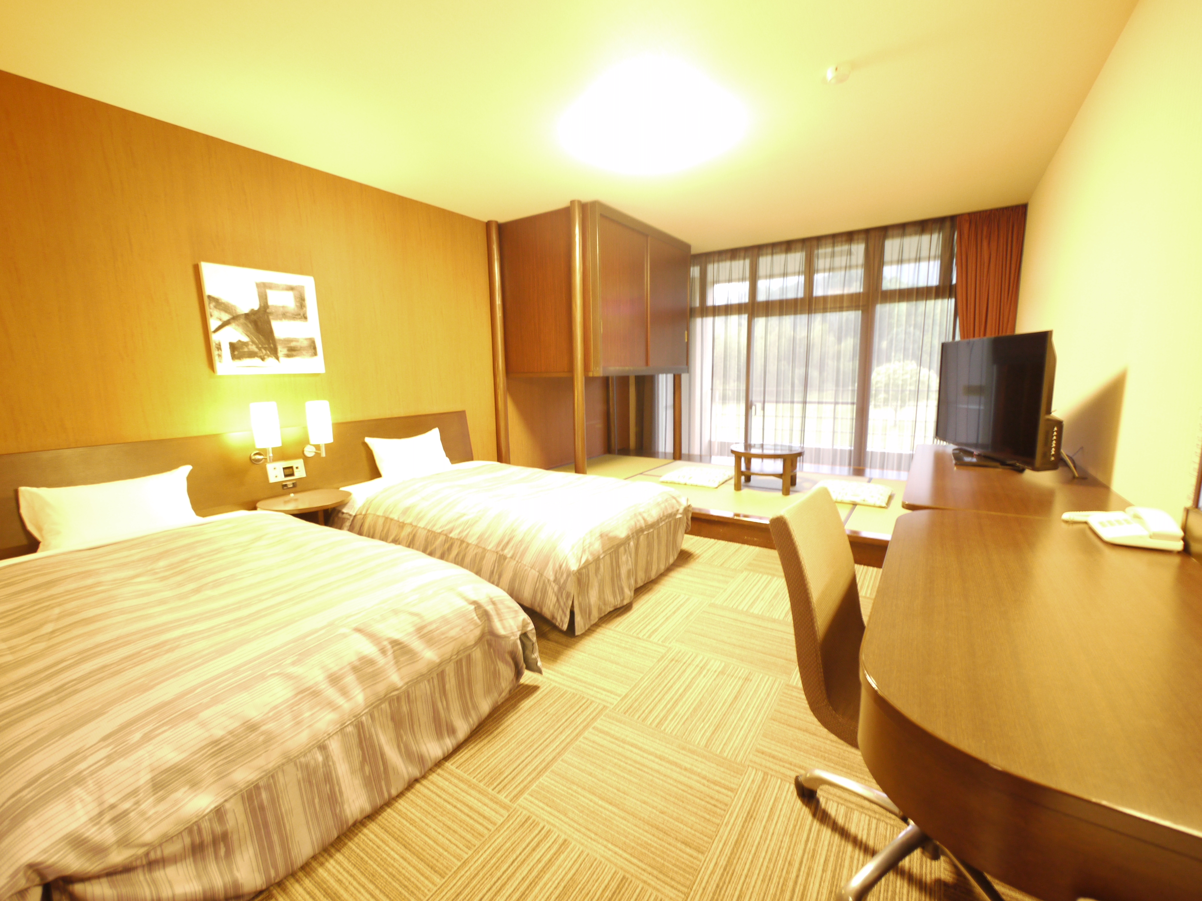 本館スタンダード和洋室／和室4畳とツインベッド