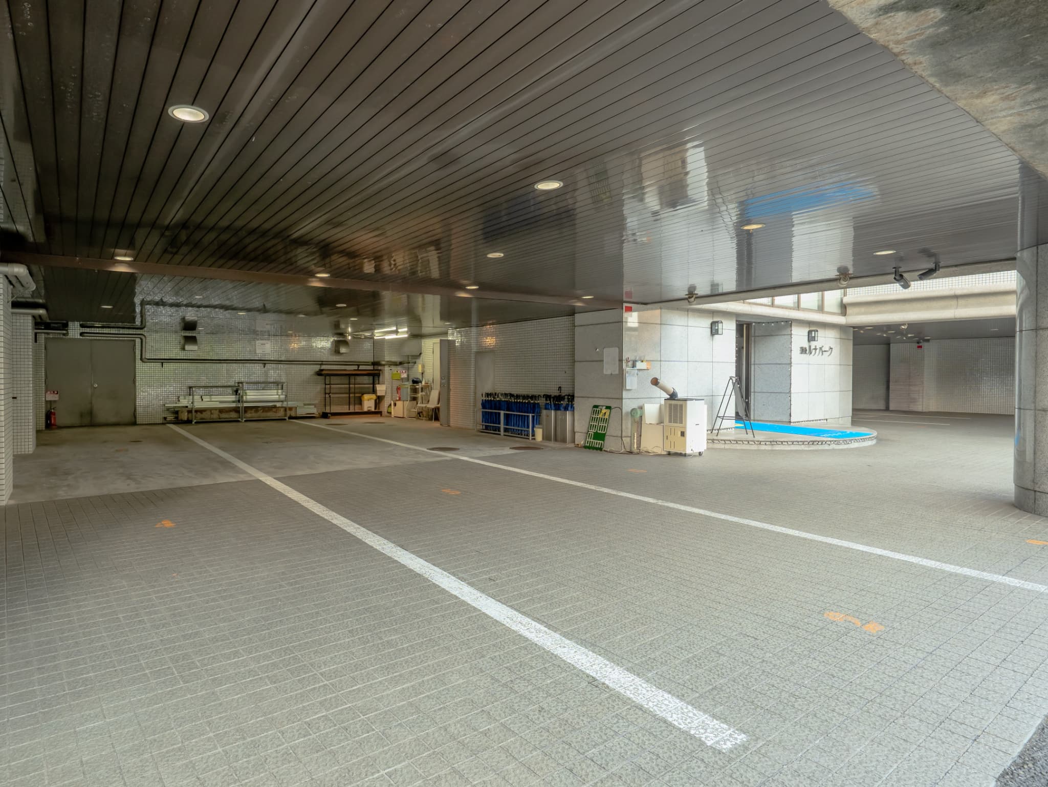 【駐車場】1F屋根付き駐車場