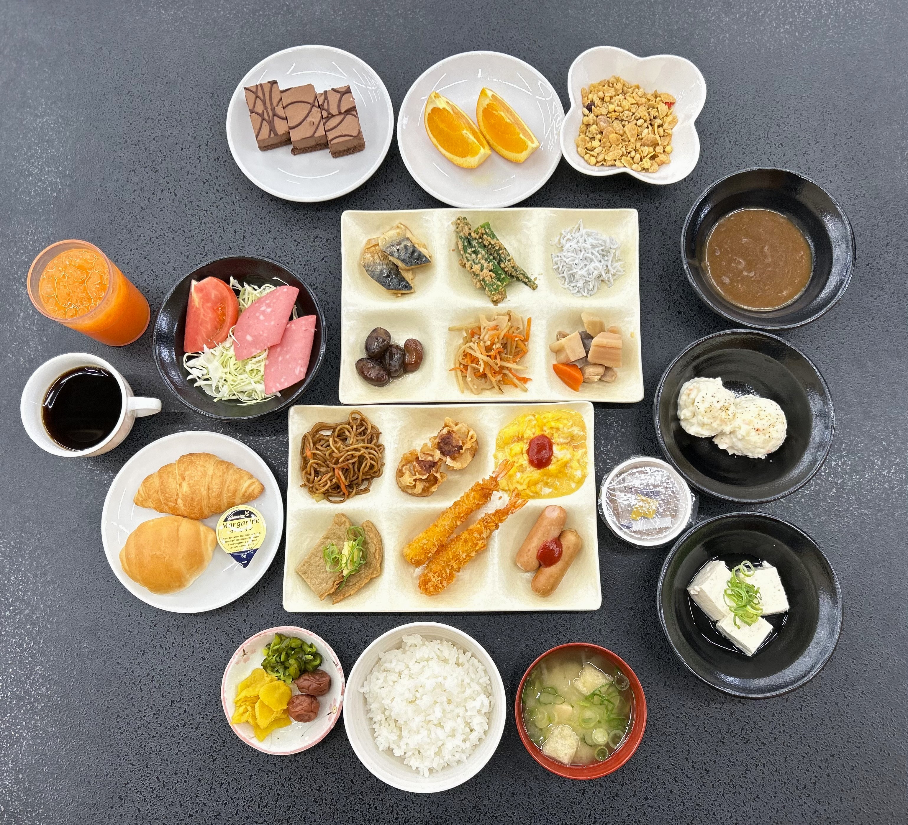 和洋折衷の朝食バイキングゆっくりとお好きなものを…