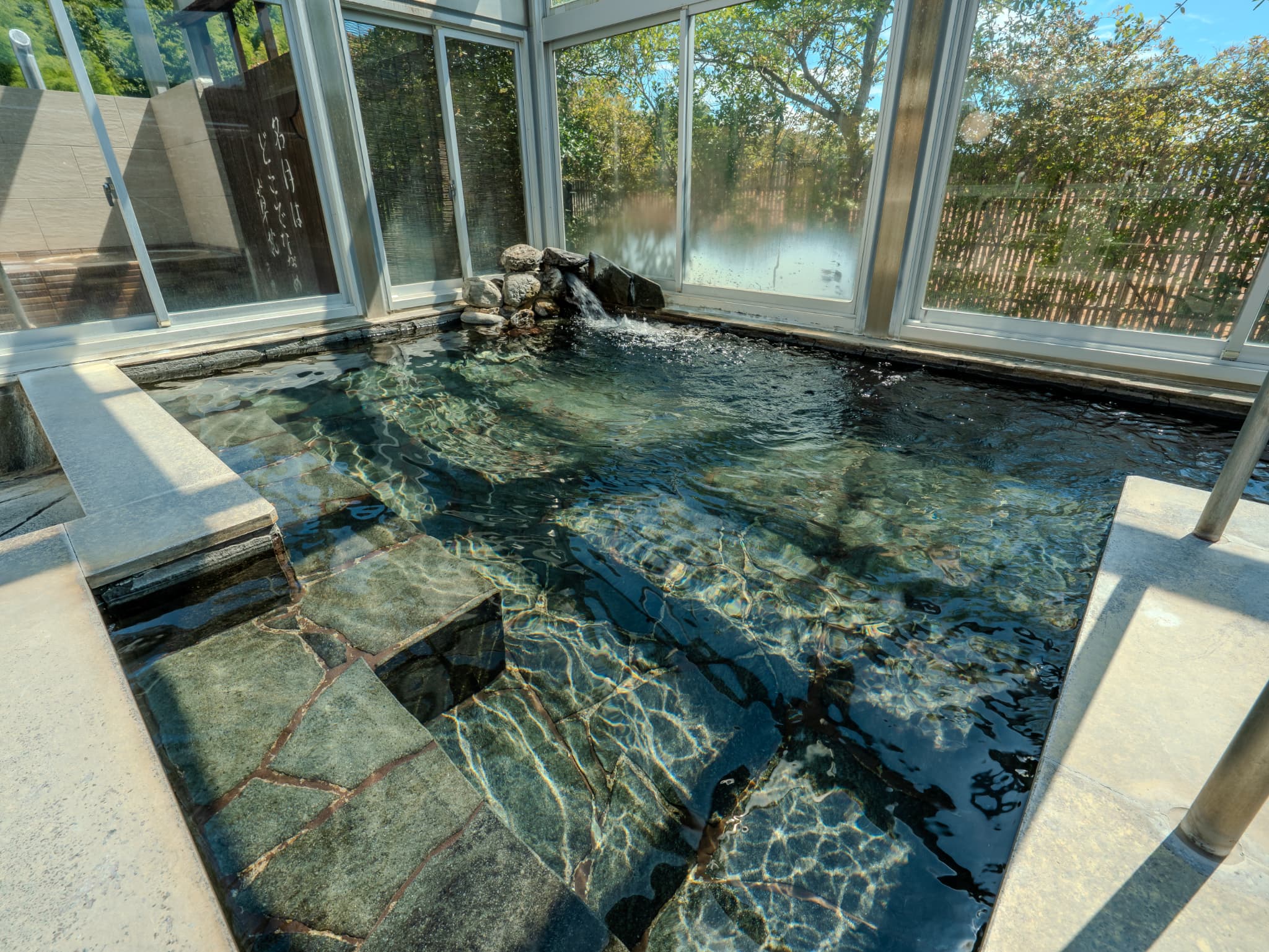 【露天風呂】女湯（ぬる湯・・・小さなお子様も入浴しやすい部屋風呂です）