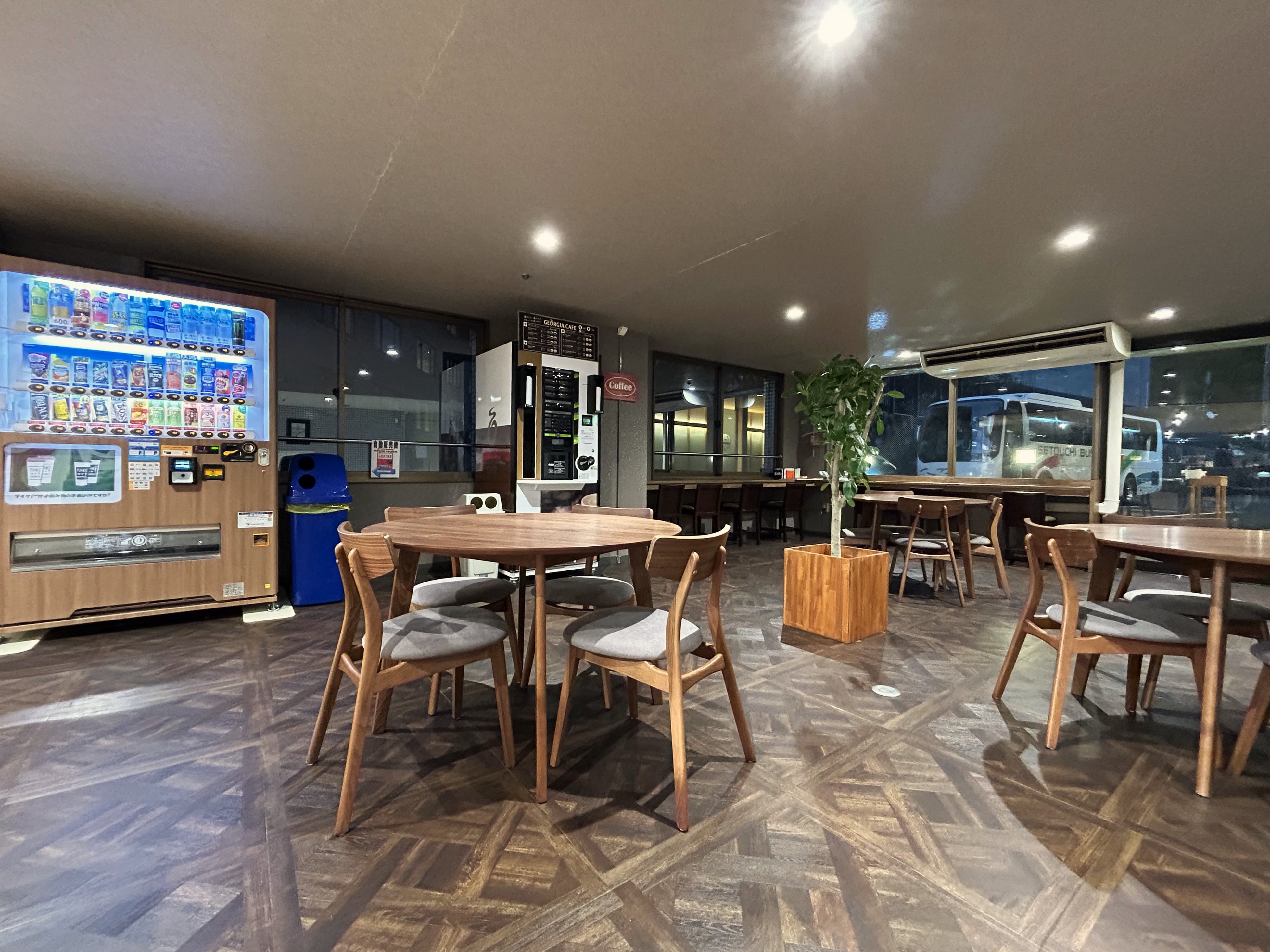 【売店】広々としつつ落ち着きのあるカフェコーナーも併設してます♪