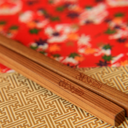 【屋久杉の箸】オリジナルの箸作りを楽しんでくださいね。