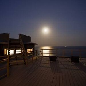 スイートルームで海と月の夜景を楽しむ　御宿The Earth