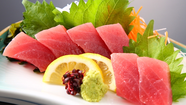 お二人でお得に食べ比べ！「生まぐろ赤身造り」＆「鯨の尾の身造り」付きプラン　夕食：那智のふるさと膳