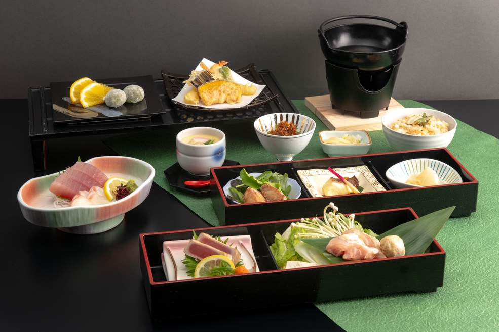 めぜめ温泉と日の出の宿  リーズナブルな宿泊プラン夕食：那智のふるさと膳