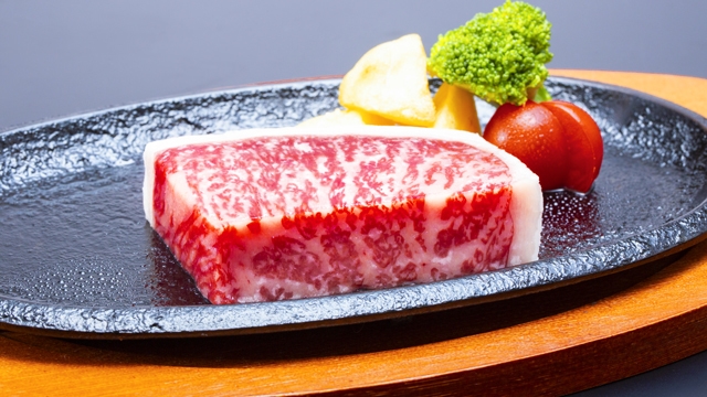 夏のグルメプラン８月から９月は熊野牛サーロインステーキと太刀魚の旬彩料理