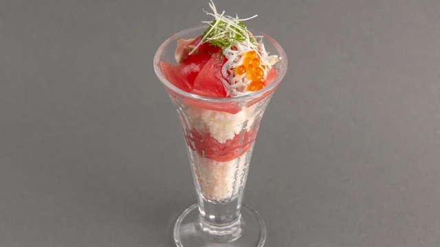 見た目にも美しい生まぐろのパフェ