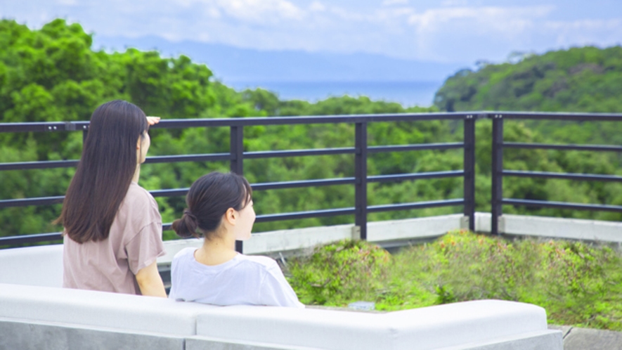 3方向を海に囲まれたテラス