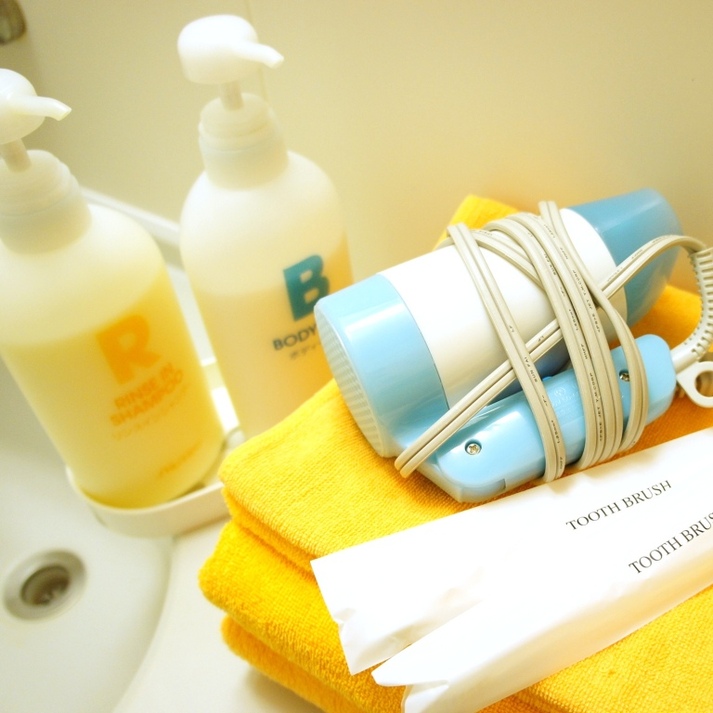 Handuk, handuk mandi, sabun mandi, sampo bilas, dan pengering rambut dipasang di kamar.