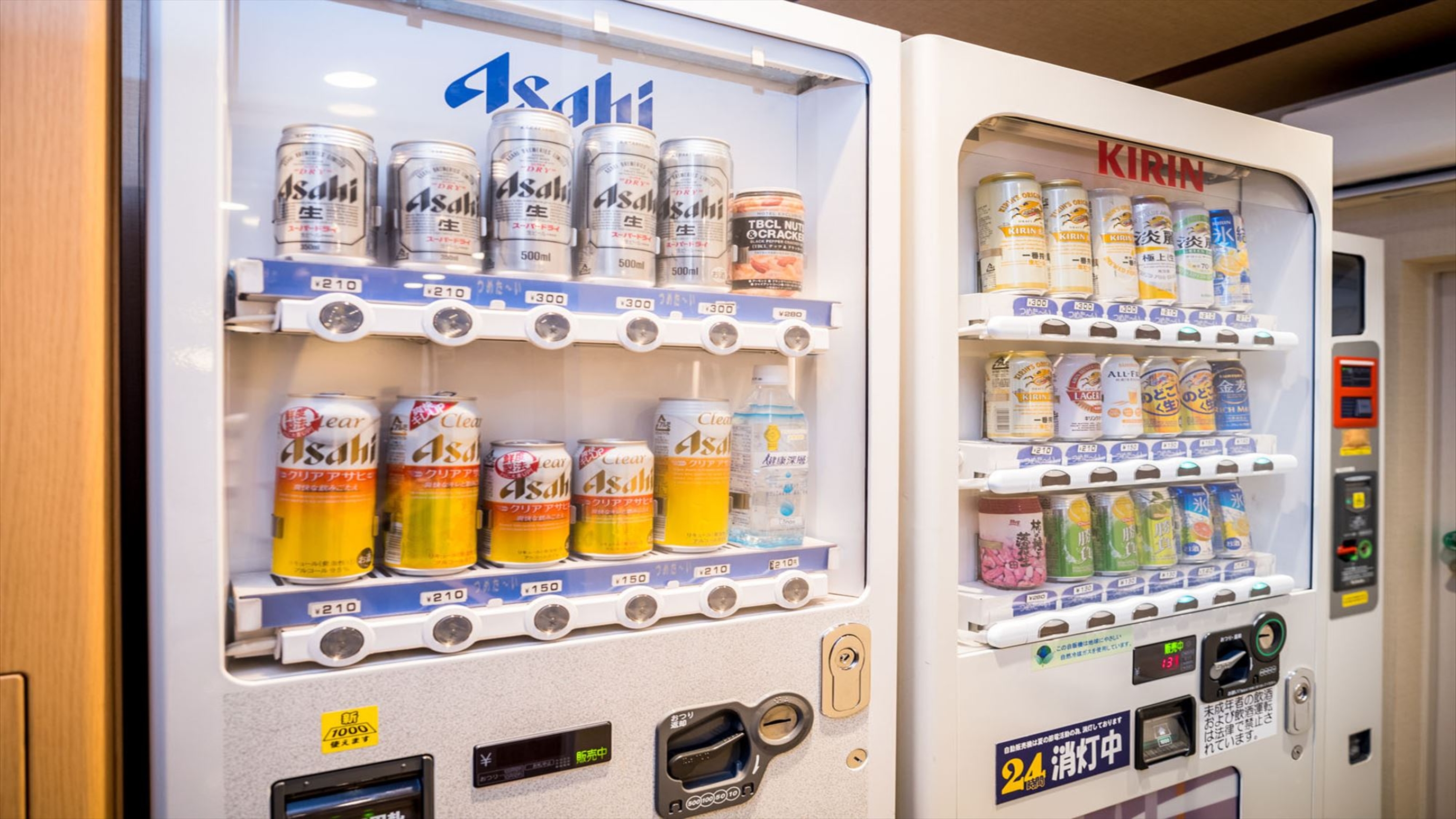 ジュースやアルコール類の自動販売機は１階にございます。