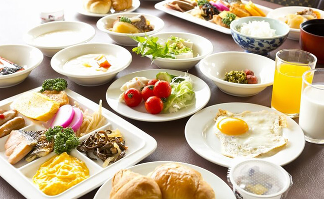 朝食は、和・洋ビュッフェスタイルのバイキングとなっております。