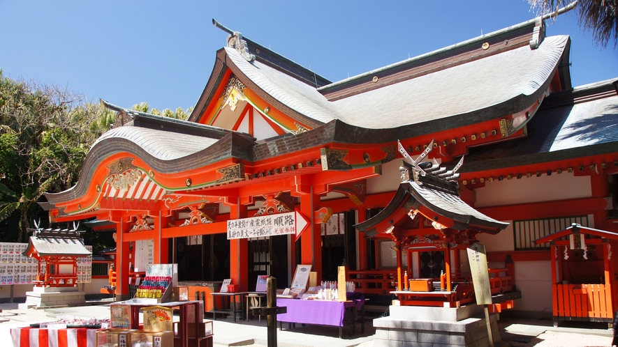 青島神社（お車で約25分）／縁結びのご利益で知られる人気パワースポット！