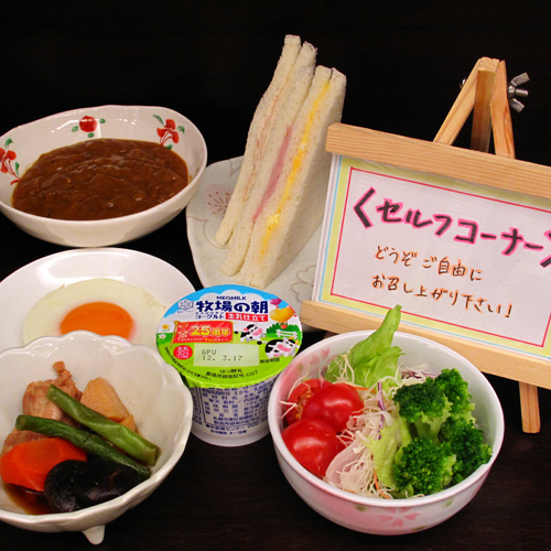 除了日式套餐，我們還提供早咖哩和配菜。