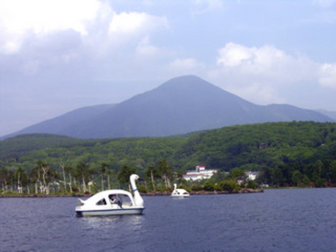 スワンボートと蓼科山