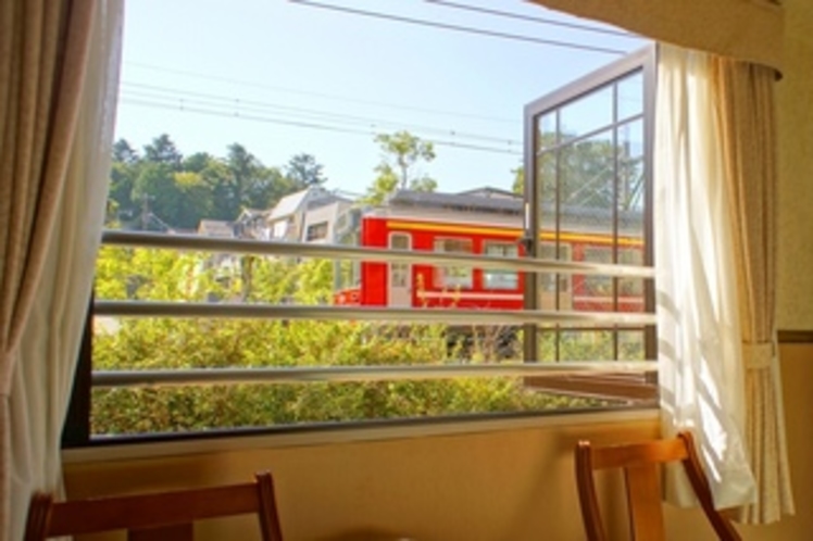 窓から眺める箱根登山電車