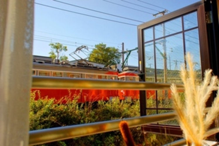 窓から眺める箱根登山電車