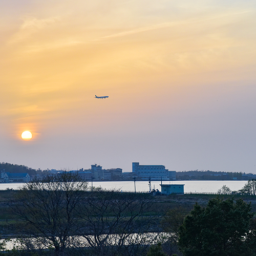 *【柴山潟の夕景】だんだんと夕日に染まる柴山潟は絶景です