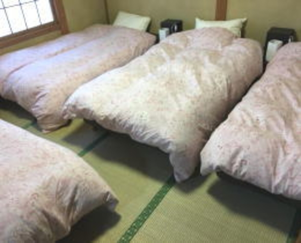 4～6名様用 畳敷きにベッドが入っております。