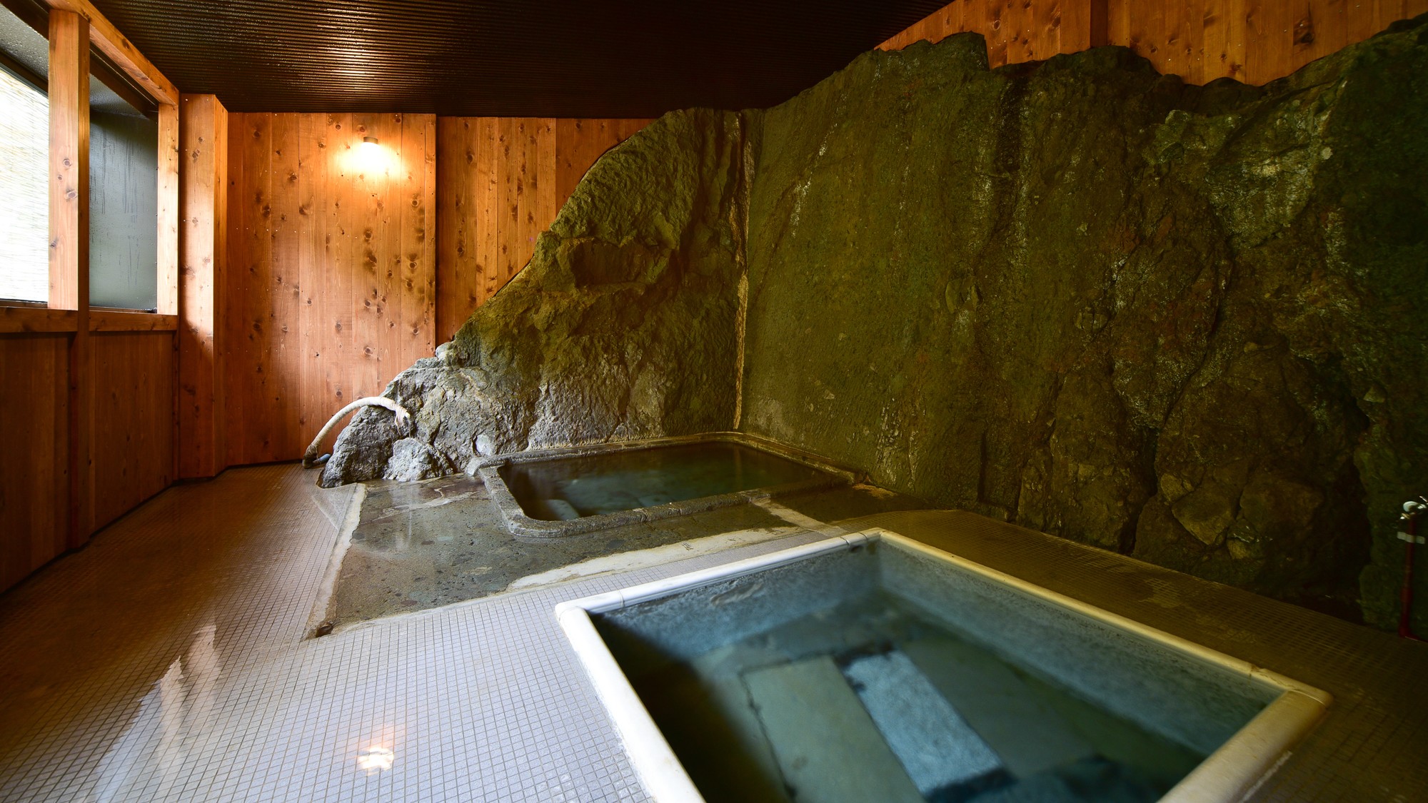 ＊千年の湯　岩風呂　天然の温泉自噴岩盤をそのまま生かしたもので、かつては歴代藩公の湯でありました。