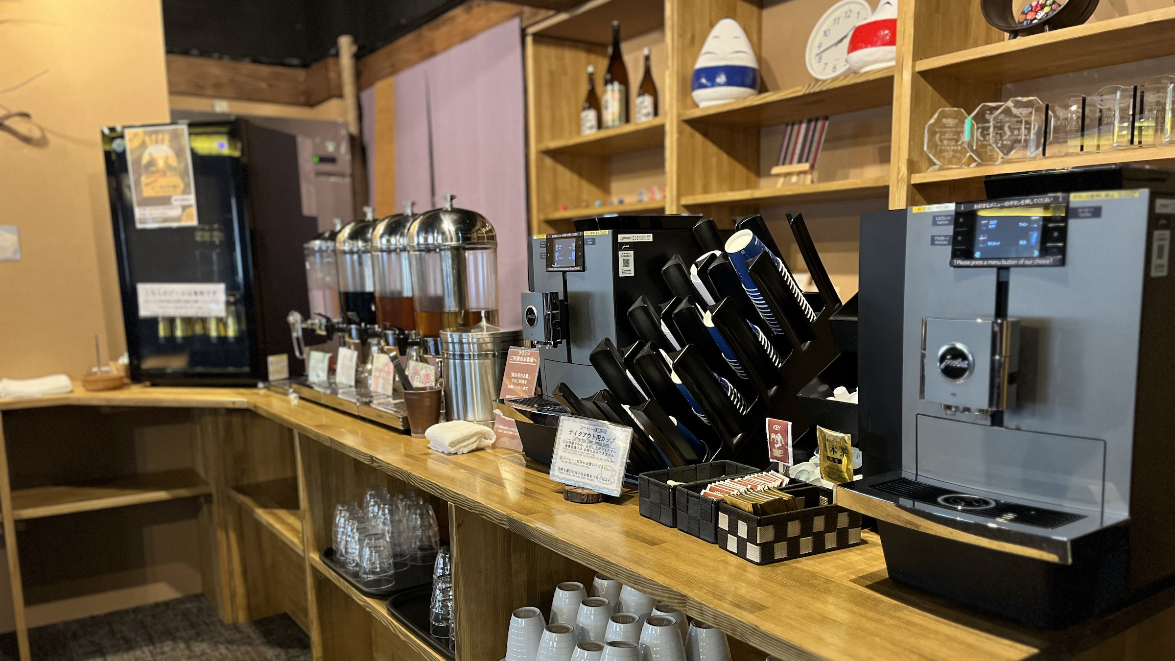 2026年リニューアル【ロビーラウンジ】宿泊のお客様はフリードリンクをお楽しみいただけます。