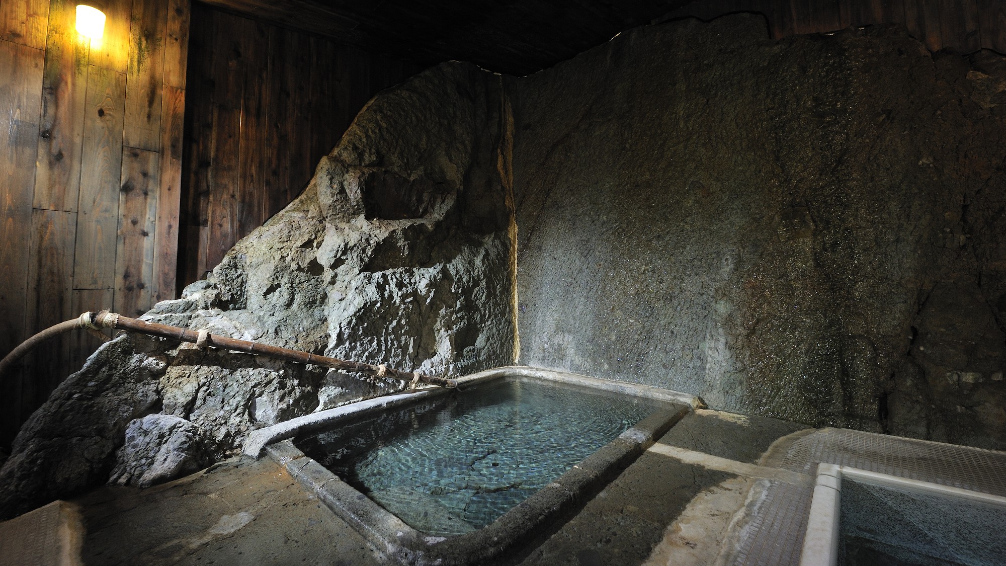 ＊千年の湯　岩風呂　天然の温泉自噴岩盤をそのまま生かしたもので、かつては歴代藩公の湯でありました。