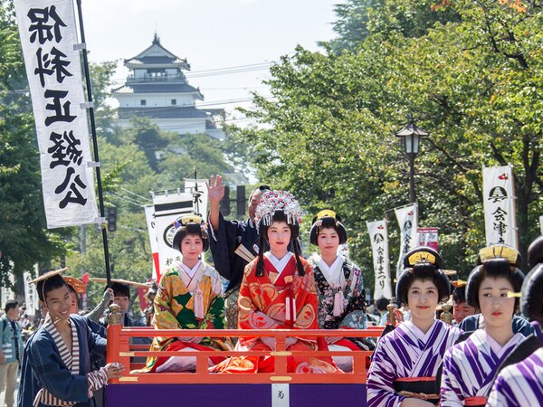【会津まつり】毎年9月下旬に開催される会津最大の祭り。 （当館より車で約15分）