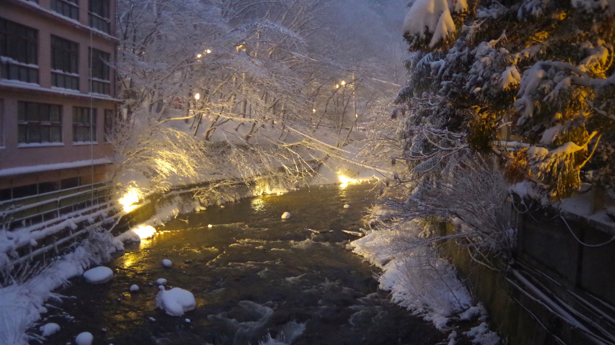 新滝前の湯川、雪の時期は景色のライトアップが楽しめることも